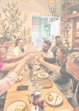 Csapatépítő főzés – koccintás a Chef Premiere főzőstúdiójában