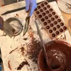 Csokoládé temperálása a munkapulton bonbonkészítés közben