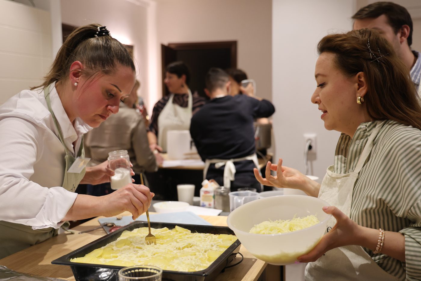 Burgonya gratin rétegezése sajttal a céges főzőprogramon