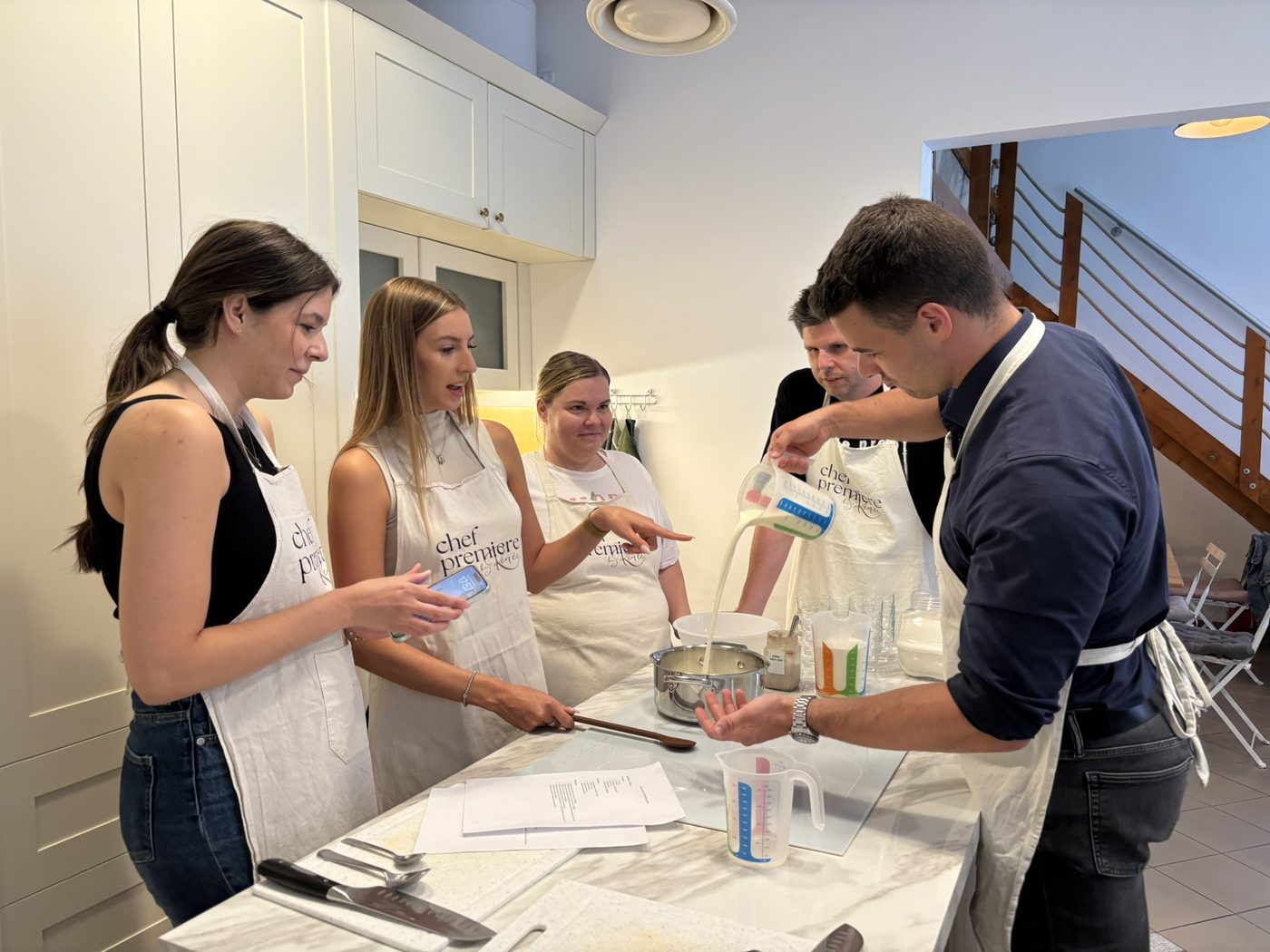Séf vezeti angol nyelven a céges élményfőzést a Chef Premiere főzőstúdiójában