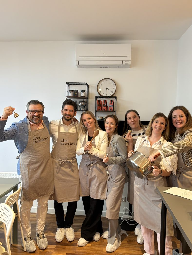 Csoportkép a B2B workshop résztvevőiről Chef Premiere kötényben